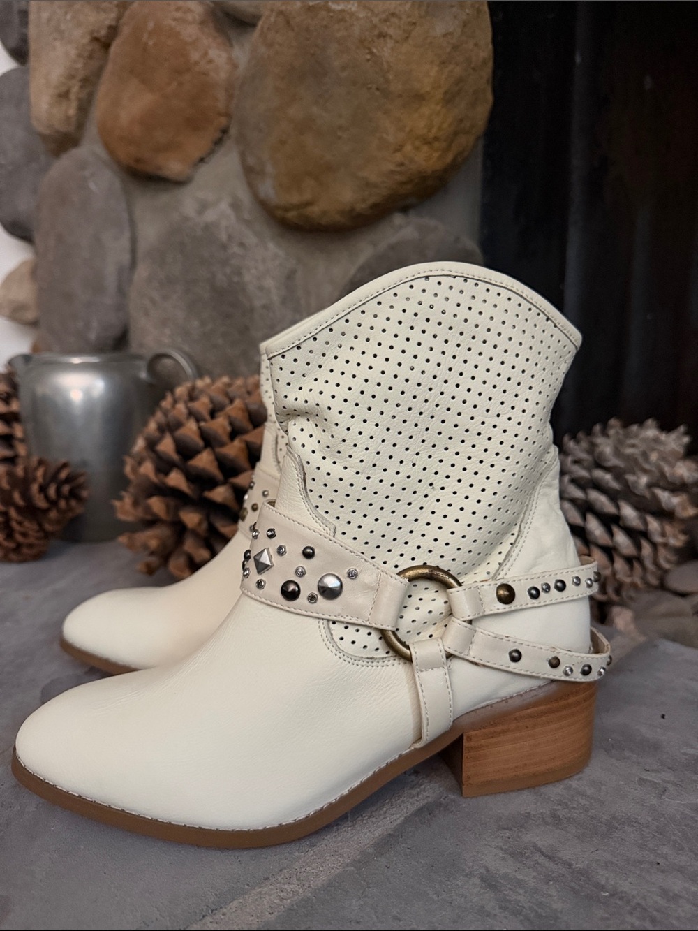 Twiggy London Cream Leather Studded Western Ankle Boots NWOB Sz 7